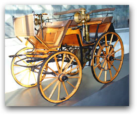 Modell von Gottlieb Daimlers Motorkutsche von 1886